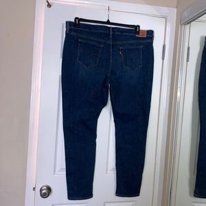 Woman’s LEVI 711 jeans size 22W
